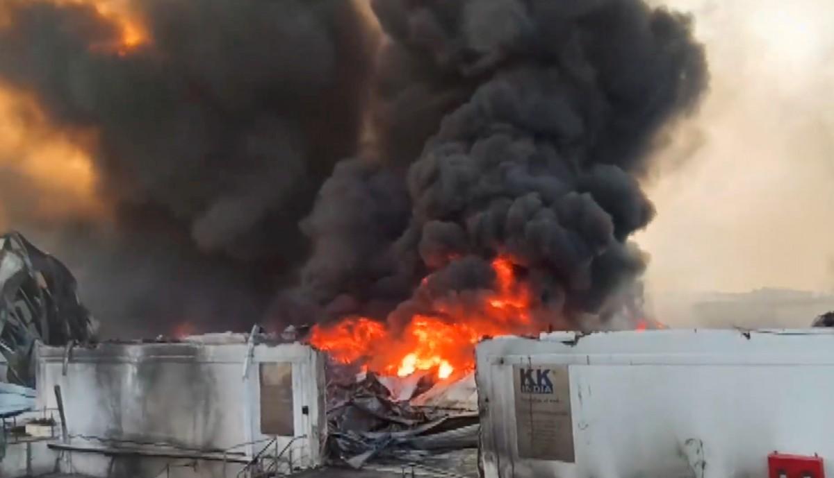 Fifteen godowns gutted in fire at village in Thane district; No casualty